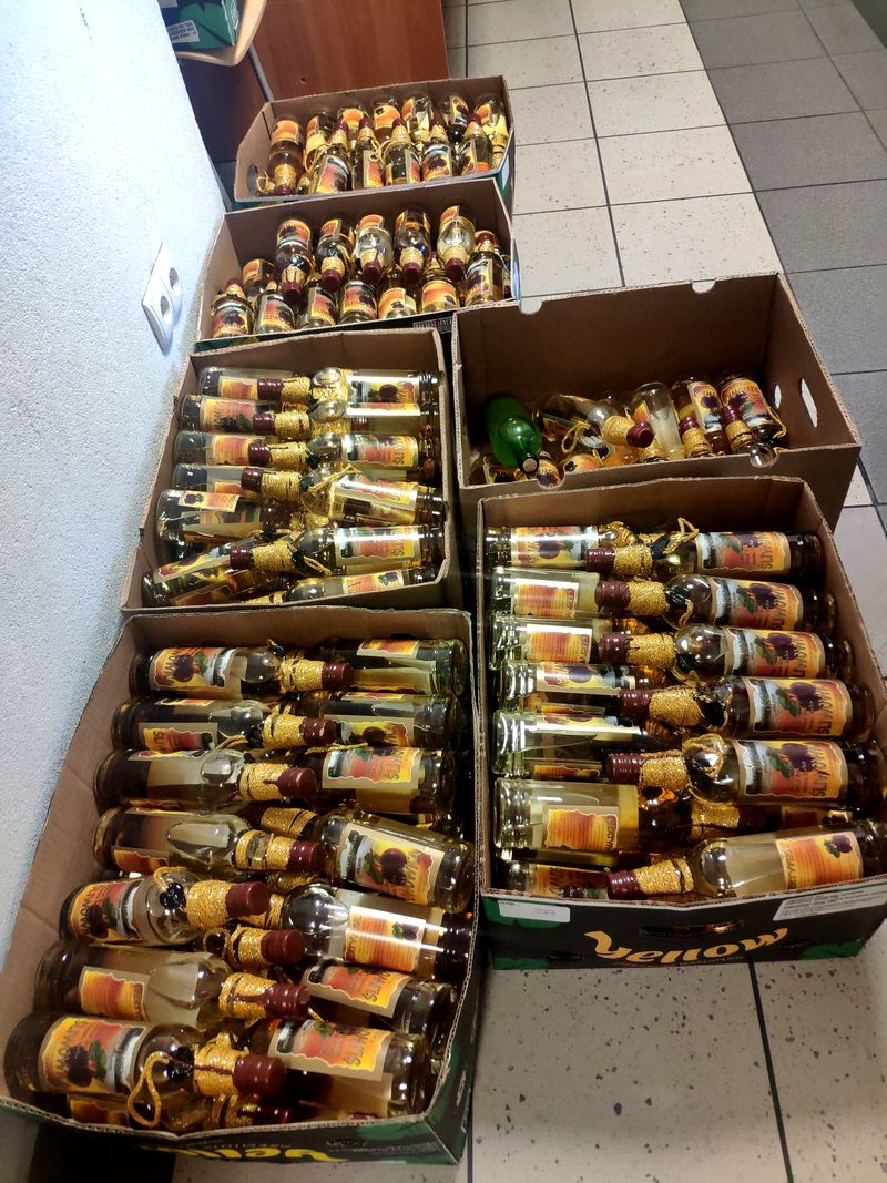 kartonowe pudełka z butelkami nielegalnego alkoholu